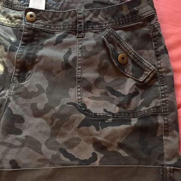 Green Camouflaged style summer shorts size 16 - Picture 4 of 5